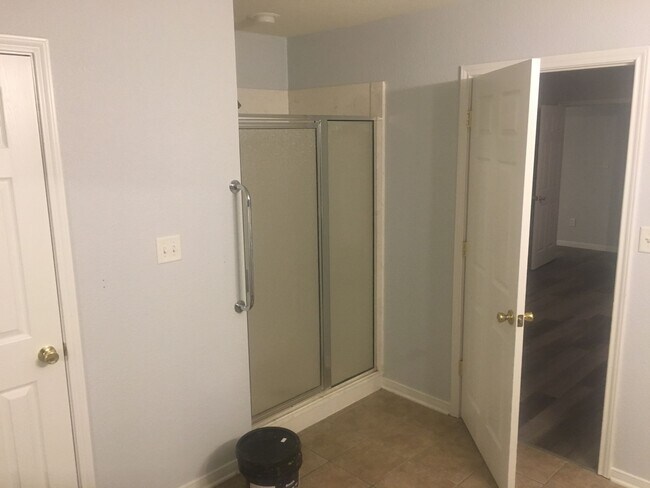 Baño principal - 4301 Capri Dr