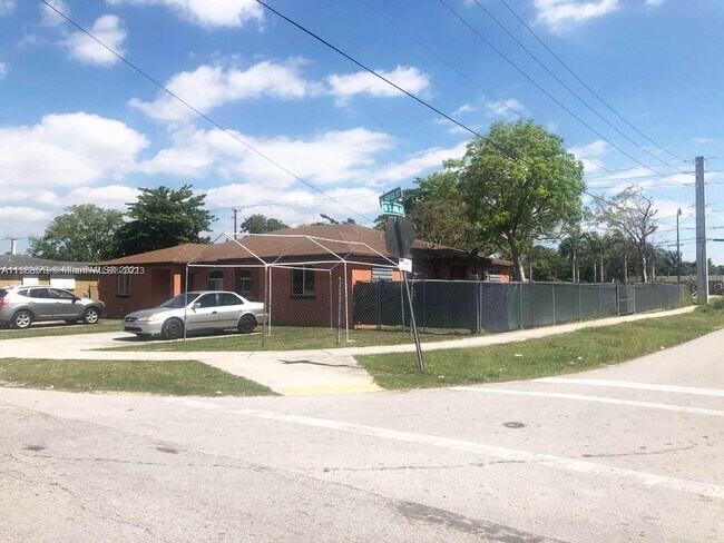 Building Photo - 10101 W Indigo St