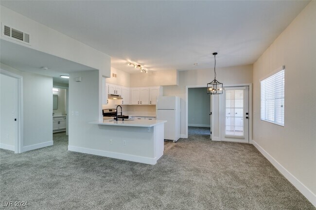 Building Photo - 3400 Cabana Dr