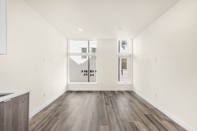 Building Photo - 8551 B Midvale Ave N-