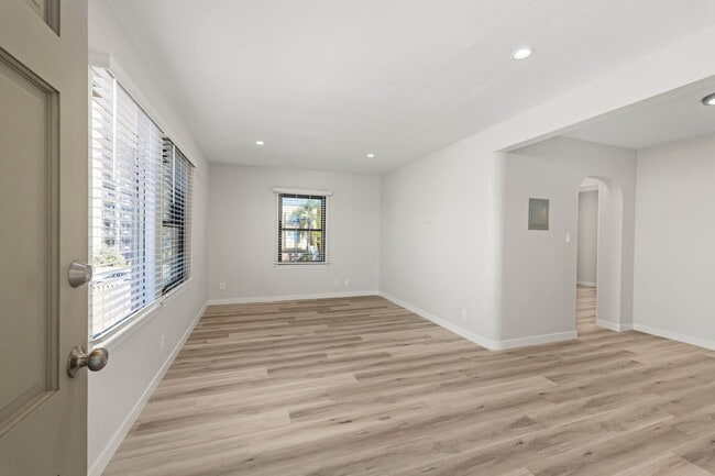 Building Photo - HILLCREST GREAT RENOVATED ONE BEDROOM APARTMENT.