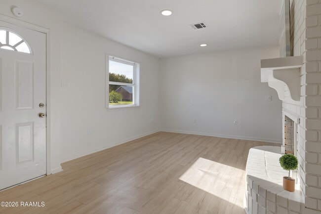 Foto del edificio - 121 Courtney Dr