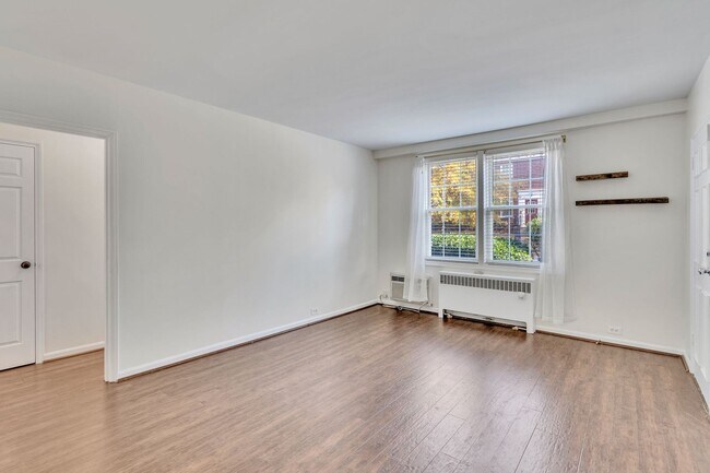 Building Photo - Spacious Corner unit 1 BR 1 BA