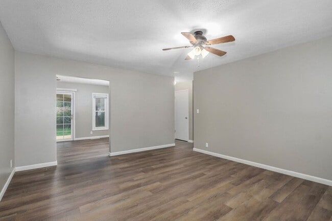 Foto del edificio - 2137 E Madison St