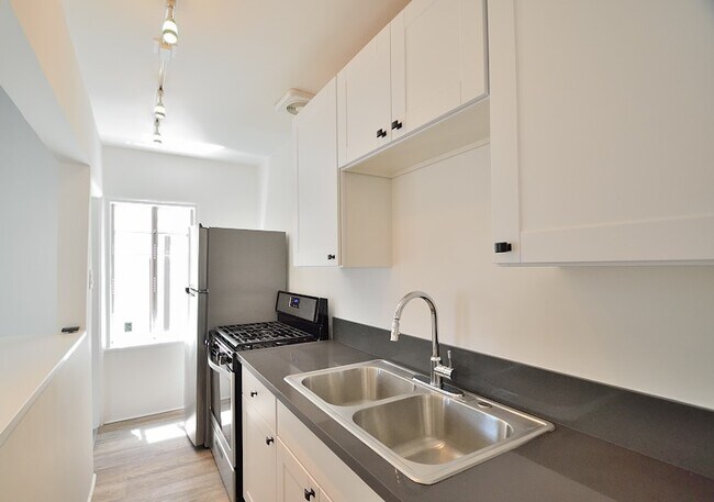 Building Photo - 421 28th St