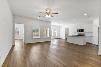 Building Photo - 13610 Pine Dr