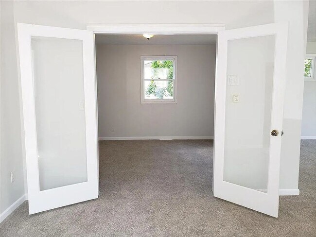 Foto del edificio - Beautifully updated, spacious