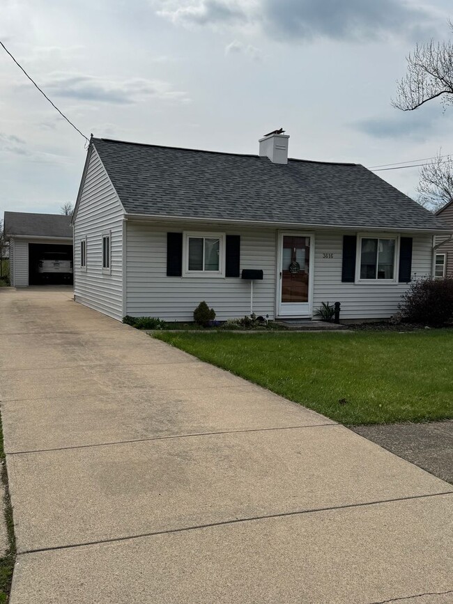 Building Photo - 2 Bedroom 2 Car Detached Garage Single Fam...