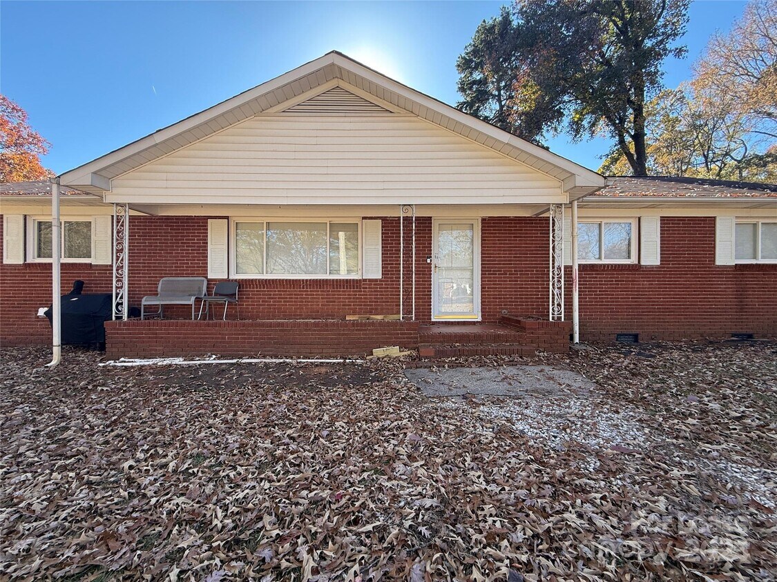 Primary Photo - 664 Denning Pl