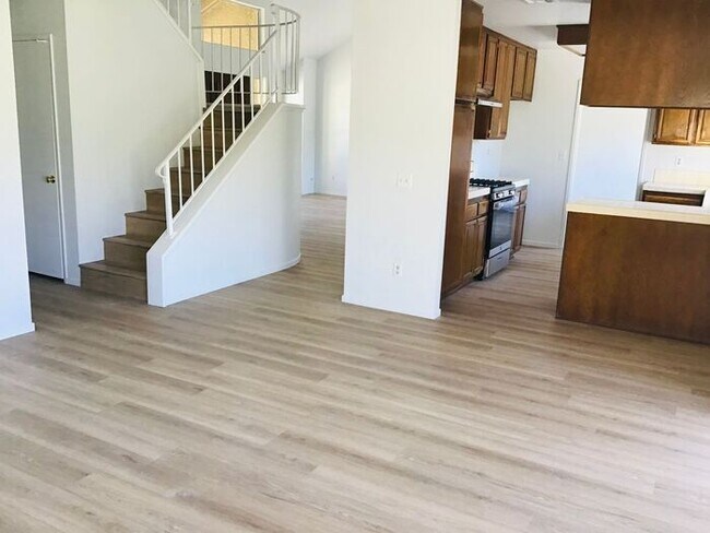 Building Photo - 2 story, 3 bedroom in Mission Oaks