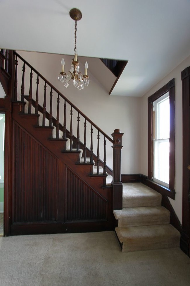 Building Photo - Downtown Victorian House