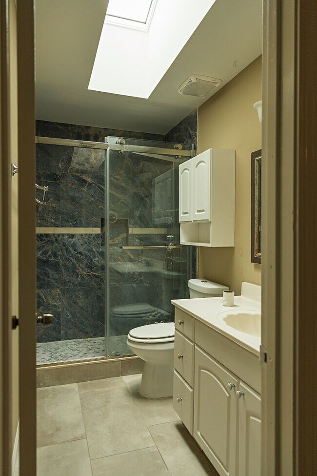 Foto del edificio - **Spacious, no carpet, and Energy saving 3...