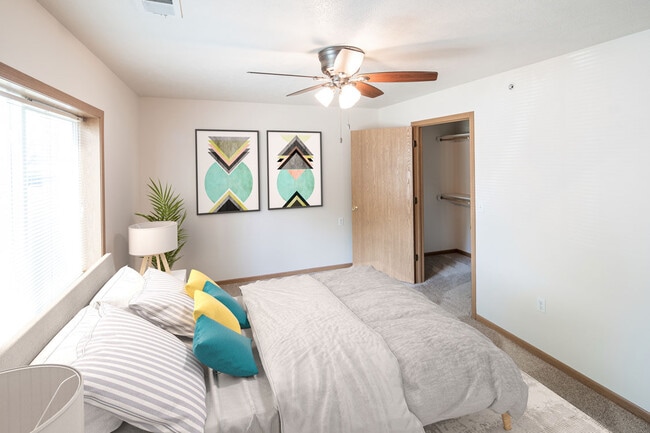 Dormitorio enorme con grandes ventanales, ventilador de techo y vestidor. - Highland Meadows