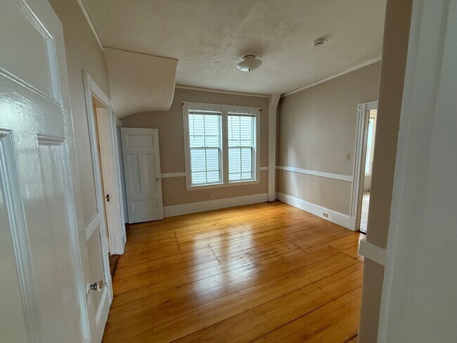 Foto del edificio - 55 Rindge Ave