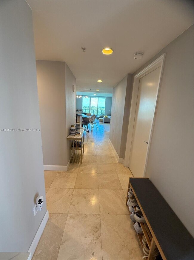 Foto del edificio - 15051 Royal Oaks Ln