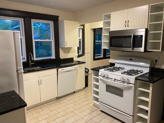 Building Photo - 68 Auburndale Ave