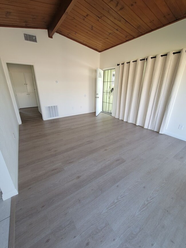 Building Photo - Suburban oasis