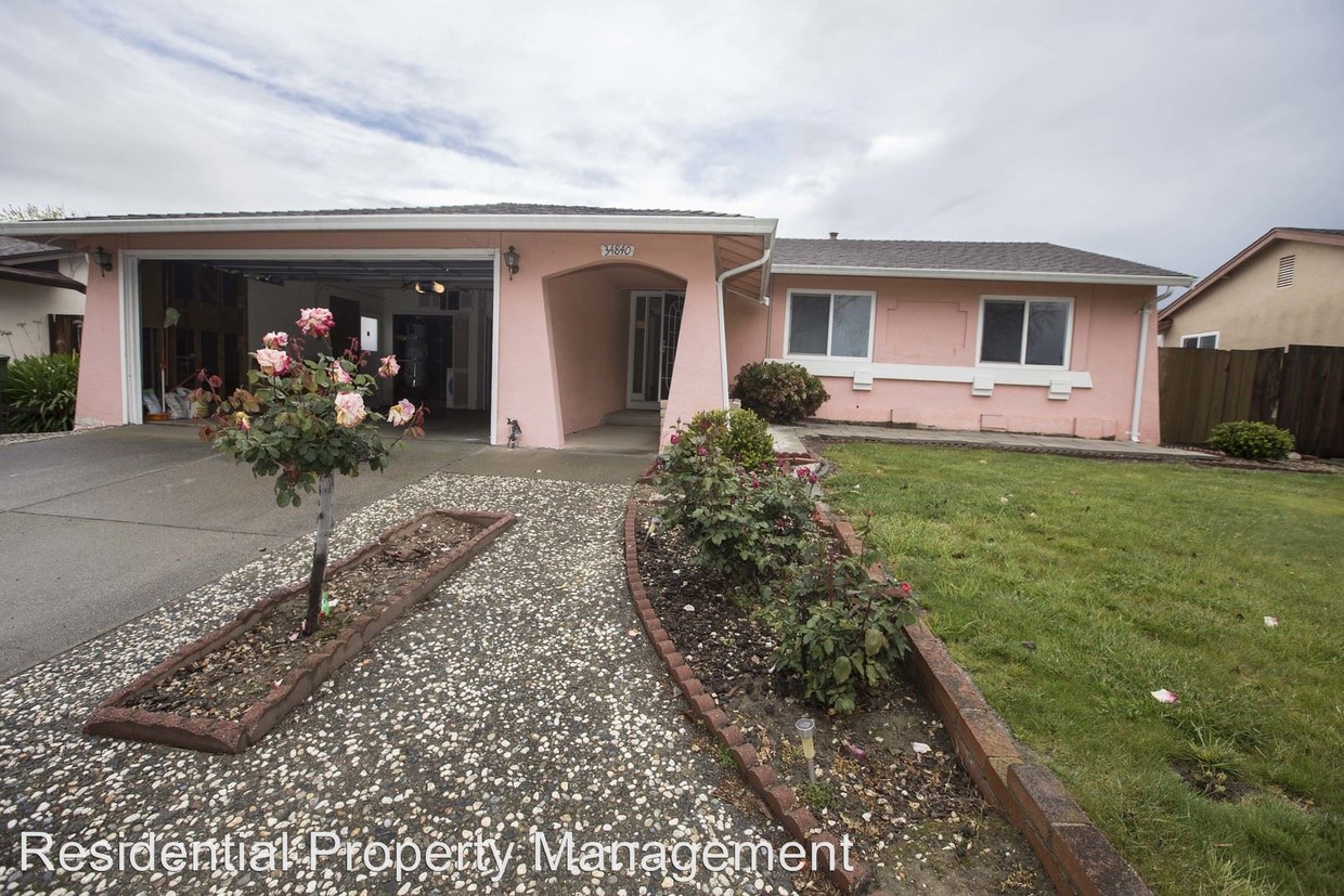 Primary Photo - 34840 Gladstone Pl