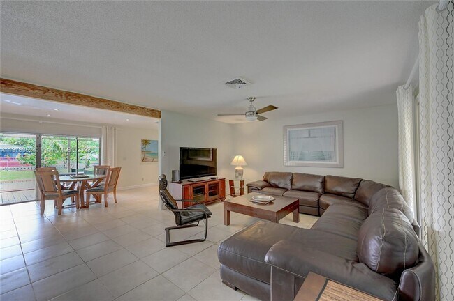 Building Photo - 980 Renmar Dr