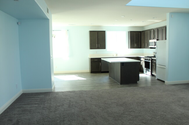 Building Photo - 4372 Ladera Dr