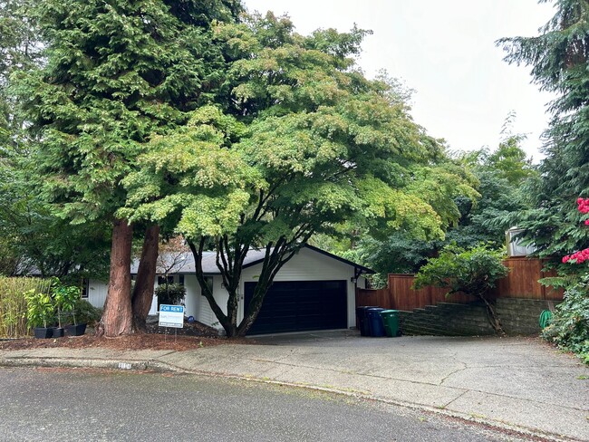 Building Photo - Rosehill/Redmond 3 Bedroom Plus Den Ramble...