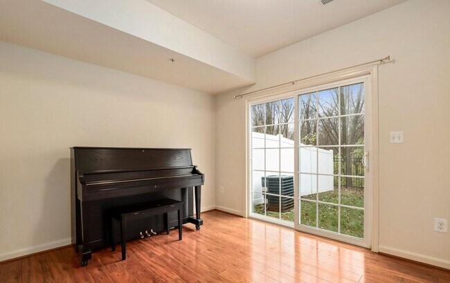 Foto del edificio - Three level townhome in Ballenger Creek ready for you by June 1st!