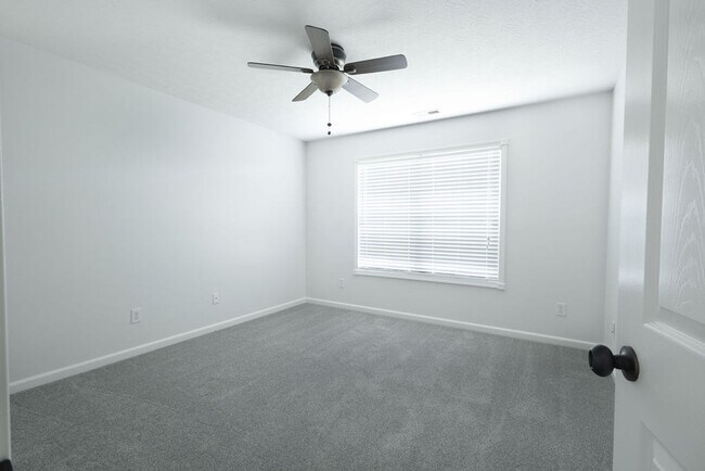 Foto del edificio - 100 Strathmore Ct