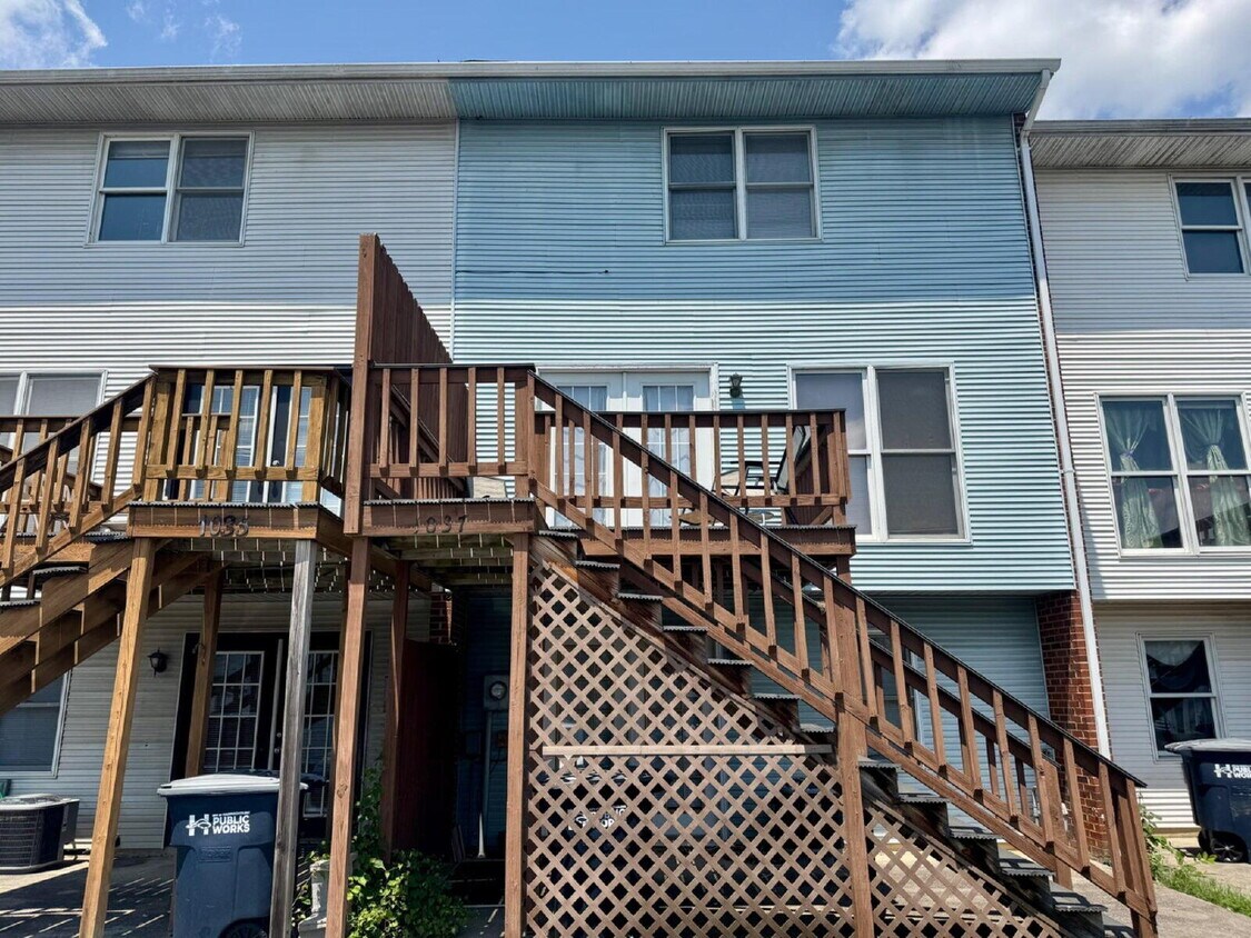 Primary Photo - "Charming 3-Bed Townhouse with 2.5 Baths i...