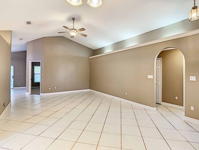 Building Photo - 3/2/2 POOL home near UCF with Seminole Sch...