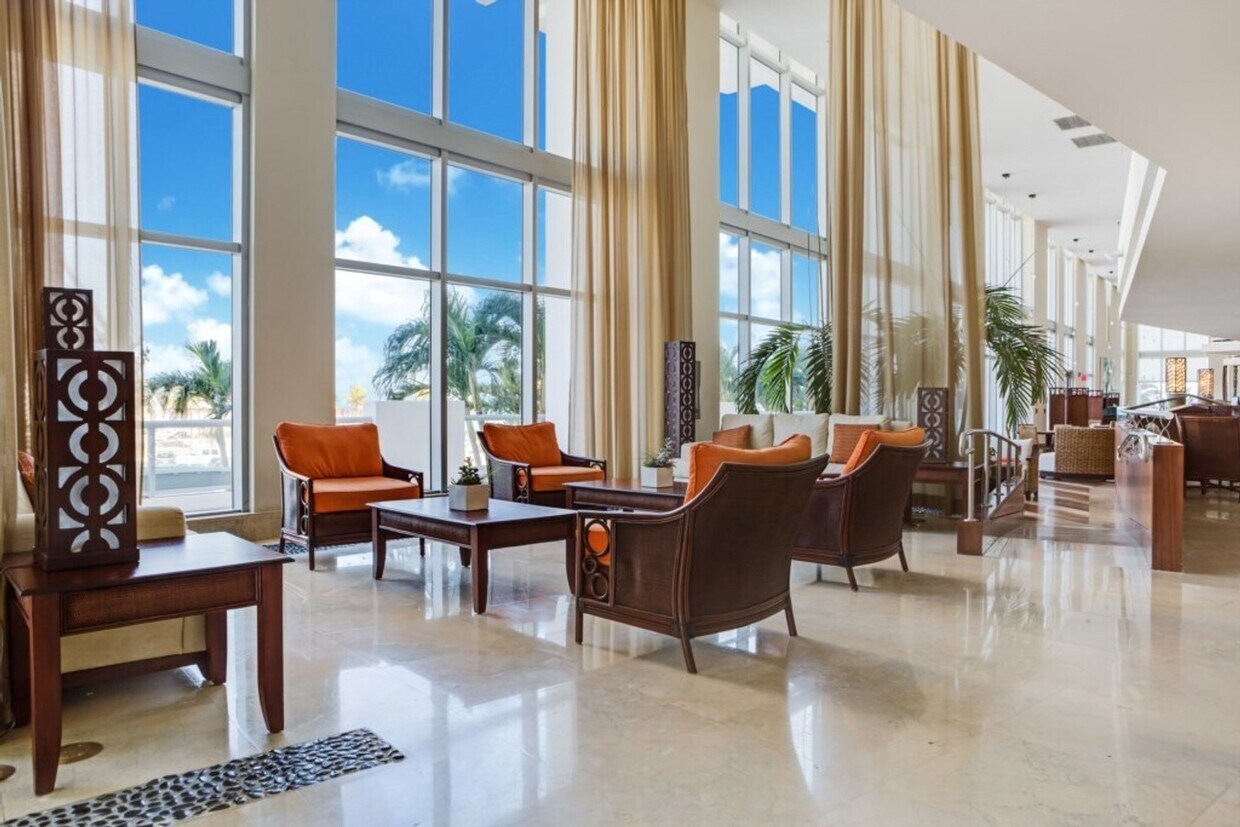 Foto principal - 18683 Collins Ave