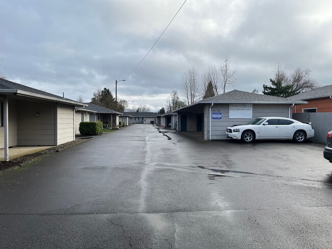 Building Photo - RENT SPECIAL $450.00 off Newly Remodeled 2...