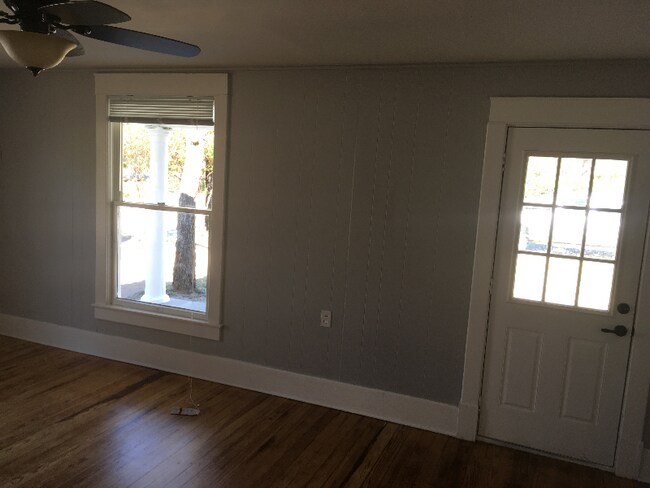 Foto del edificio - 216 E 2nd St