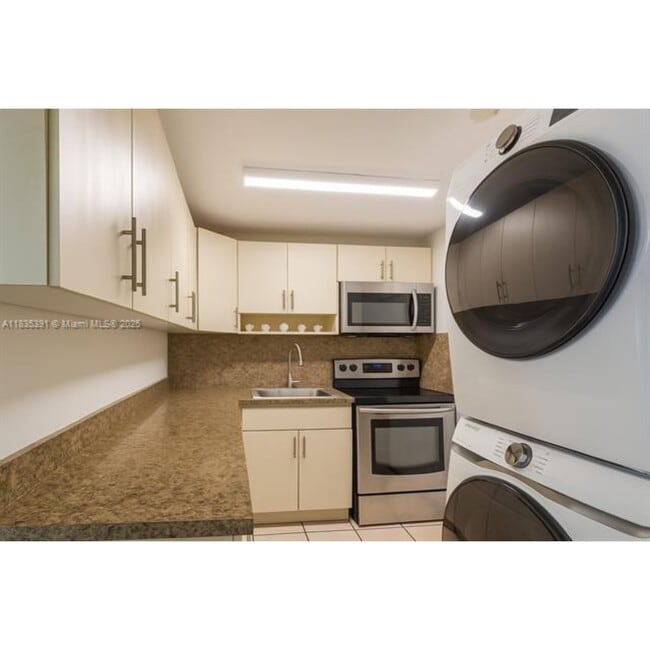 Building Photo - 3925 SW 88th Pl