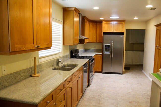 Building Photo - 3/2 Single-Story Home for Lease in Claremo...