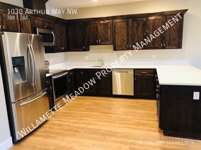 Building Photo - Newer 3 Bedroom Duplex in West Salem! Beau...