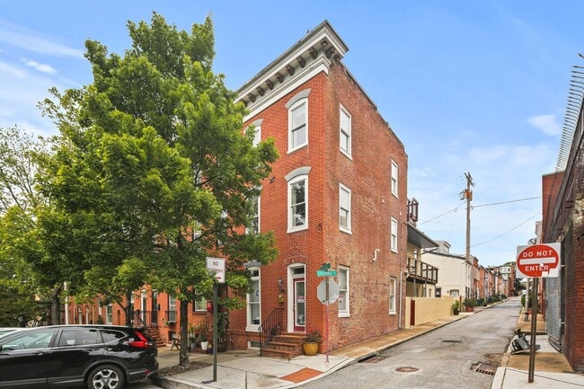 Building Photo - 2222 Gough St