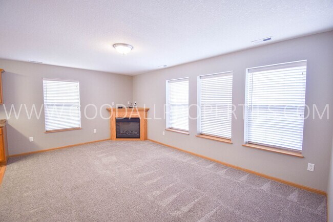 Foto del edificio - 2 bedroom, 2 bath Townhome with open floor...