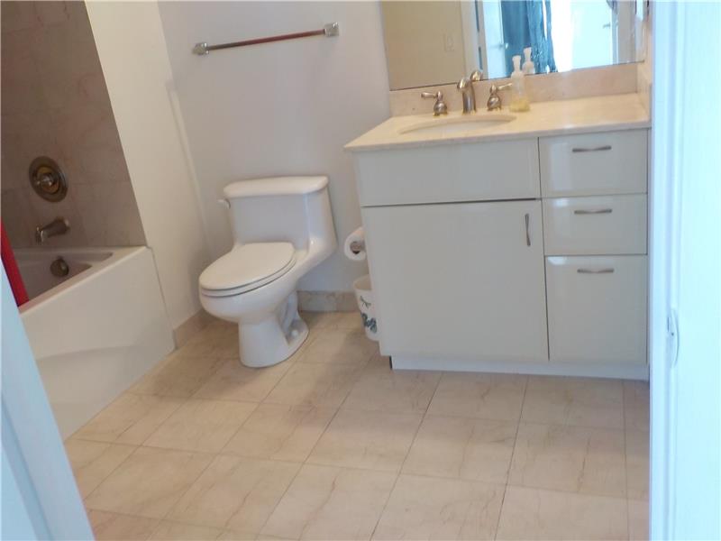 Foto principal - 6365 Collins Ave