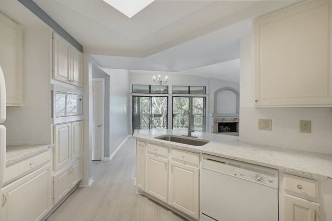 Building Photo - Luxury, Open Space Condo with Wooded Views...