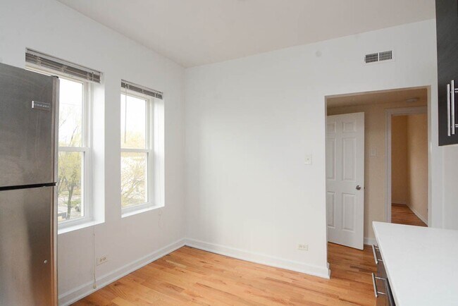 Foto del edificio - 2347 N Drake Ave