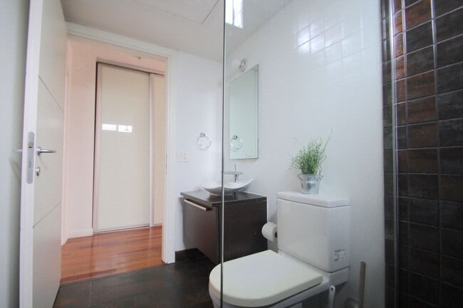 Foto del edificio - Beautiful garden unit with 1bed/1bath in t...