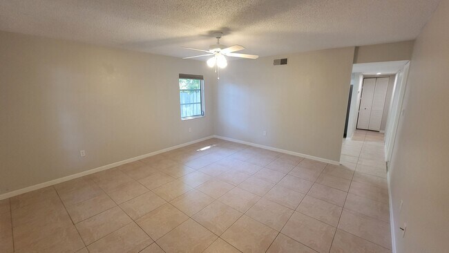 Foto del edificio - 2/1 w/ Garage in Seminole - Duplex