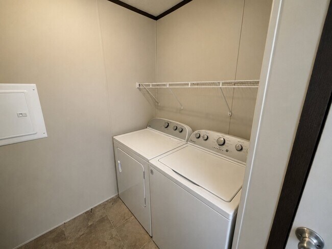 Foto del edificio - 184 Lakeshore Cir