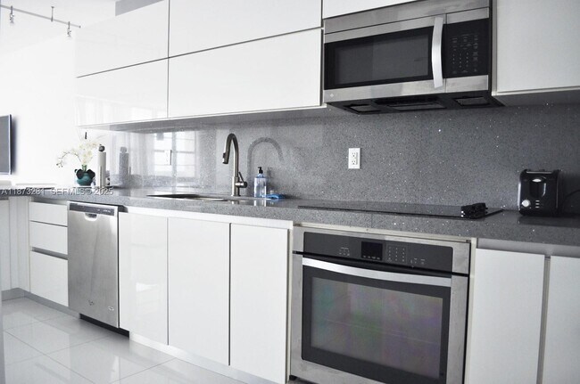 Building Photo - 100 Lincoln Rd