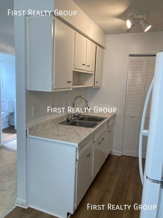 Foto del edificio - 2 Bedroom 1 Bath Apartment, Move in Ready!