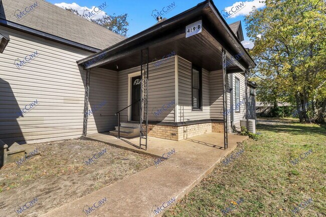 Building Photo - 419 N Grand Ave