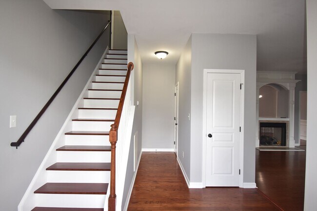 Building Photo - 4 Bedroom 2.5 Bathroom Home