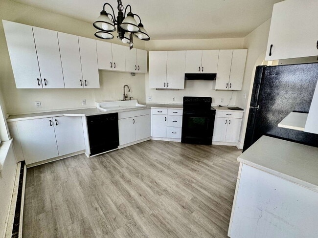 Foto del edificio - Bright Three Bedroom Apartment with Architectural Charm!