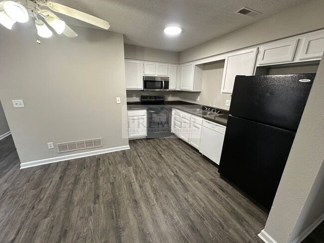 Building Photo - 101 NE Dogwood