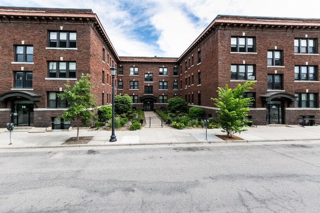 Building Photo - Gladstone Apartments